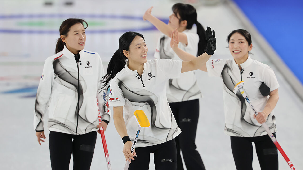 여자 컬링, 스웨덴에 8대 3 완승… 준결승 진출 청신호