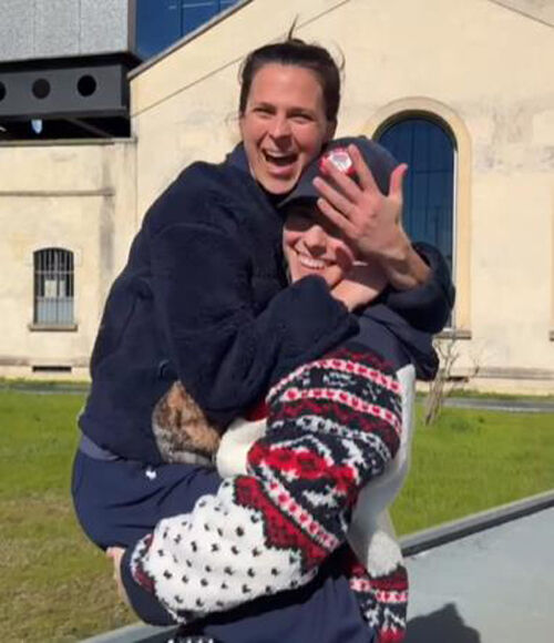 동성 커플인 미국 여자 아이스하키 대표팀 주장 힐러리 나이트(오른쪽)와 미국 스피드스케이팅 여자 국가대표 브리트니 보가 2026 밀라노·코르티나담페초 동계 올림픽 현장에서 약혼반지를 끼고 환하게 웃고 있다. (사진=힐러리 나이트 인스타그램 캡처, 연합뉴스)