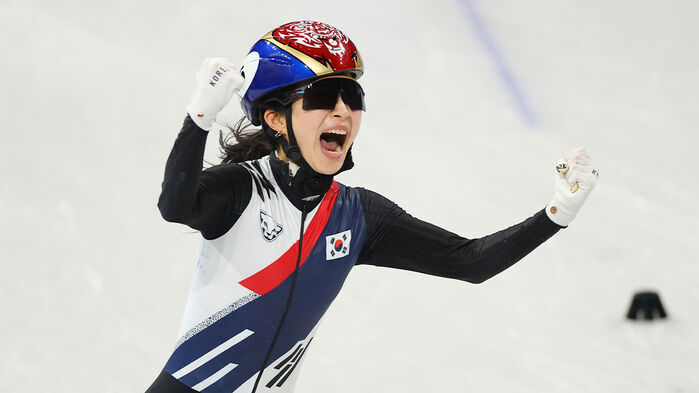 여자 쇼트트랙 3000m 계주 금메달 확정 후 김길리가 기뻐하고 있다.