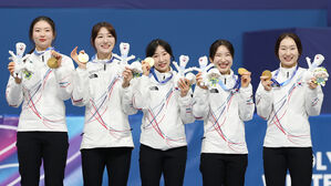 최민정-심석희 합심 작전 통했다&hellip;한마음으로 이룬 금메달