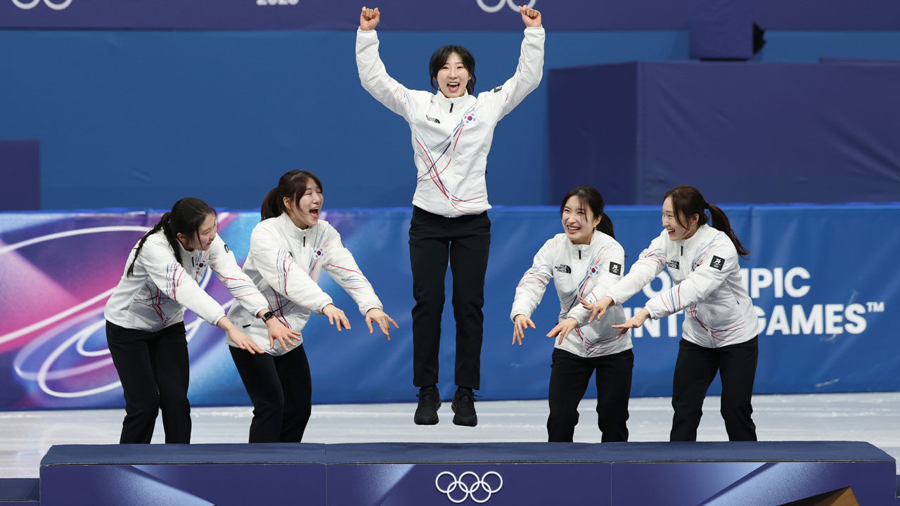 '8년 만에 금메달' 여자 쇼트트랙 "1등만 생각하며 달렸다"