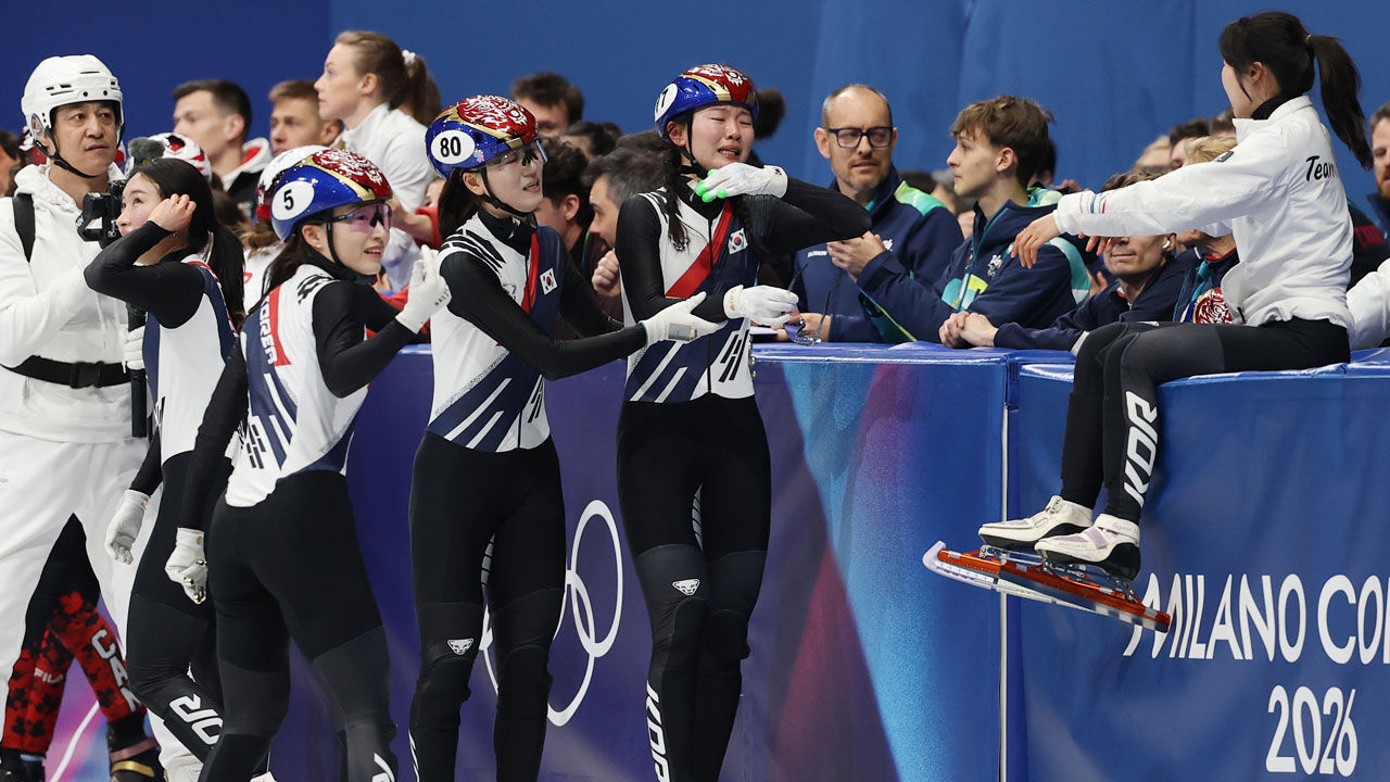 18일(현지시간) 이탈리아 밀라노 아이스스케이팅 아레나에서 열린 2026 밀라노-코르티나담페초 동계올림픽 쇼트트랙 여자 3000m 계주 결승에서 금메달을 따낸 한국 선수들이 기쁨을 나누고 있다. (사진=연합뉴스)