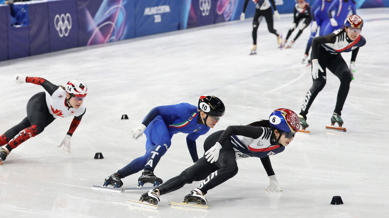 2026 밀라노-코르티나담페초 동계올림픽 쇼트트랙 여자 3000m 계주 결승에서 한국 마지막 주자 김길리가 피니시라인을 향해 1위로 달리고 있다. (사진=연합뉴스)