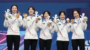 최민정 "진짜 당황"&hellip;"네 발로 뛰듯" 김길리 버텼다