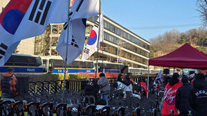 '피고인 윤석열' 운명의 날&hellip;차벽 늘어선 서초동