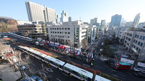 윤 내란 선고 앞두고 법원 앞 지지자 속속 집결&hellip;팽팽한 긴장감