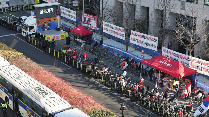 내란 우두머리 혐의로 기소된 윤석열 전 대통령의 1심 선고가 열리는 19일 서초구 서울중앙지방법원 일대에서 가 열리고 있다. (사진=연합뉴스)