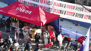 '운명의 날' 긴장 속 경비 삼엄&hellip;시위대 간 충돌 우려