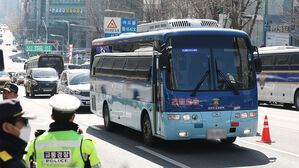 '내란 우두머리 혐의' 윤석열 호송차 법원 도착&hellip;오후 3시 선고