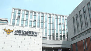 오픈 전 압구정 백화점 잠입해 1,500만 원어치 훔친 미국인 검거