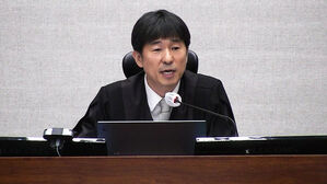 판결문 읽어 내려가던 지귀연&hellip;"수많은 사람 눈물" 결국