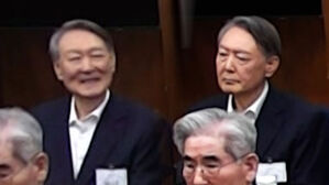 변호인 툭 치며 웃음 보인 윤석열&hellip;"무기징역" 선고되자