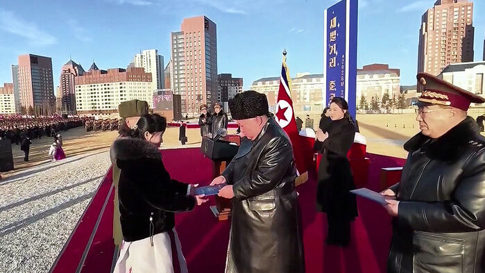 샛별거리라는 주택단지 준공식에 참여한 김정은 총비서와 딸 김주애. 파병군 전사자 유족들에게 이용 허가증을 전달하고 있다.