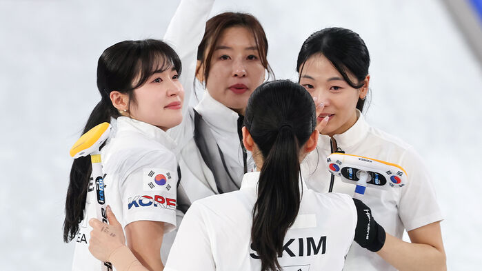 현지 시간 19일 이탈리아 코르티나담페초 컬링 올림픽 스타디움에서 열린 2026 밀라노·코르티나담페초 동계올림픽 컬링 여자 라운드로빈 한국과 캐나다의 경기에서 7-10으로 패한 한국 대표팀 선수들이 눈시울을 붉히며 아쉬워하고 있다. 