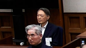 재판 전엔 웃으며 여유롭더니&hellip;선고 내내 '굳은 표정'