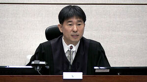 '구속 취소'&middot;'침대 재판'&hellip;재판 내내 논란의 중심에