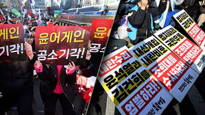 '무기징역' 선고 순간 엇갈린 탄식&hellip;둘로 나뉜 법원 앞