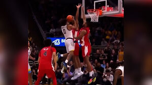 좁은 틈 공략&hellip;묘기 같은 더블-클러치 슛