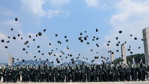 육&middot;해&middot;공군 사관학교 첫 통합임관식&hellip;신임 소위 558명 탄생