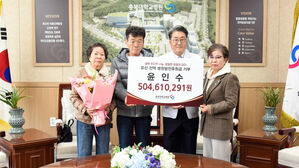 기부금 전달하는 윤현자(오른쪽 첫번째) 씨. (충북대학교병원 제공)