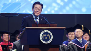 이 대통령 "돈 없어 연구 멈추는 일 없도록&hellip;단단한 이공계 안전망 구축"