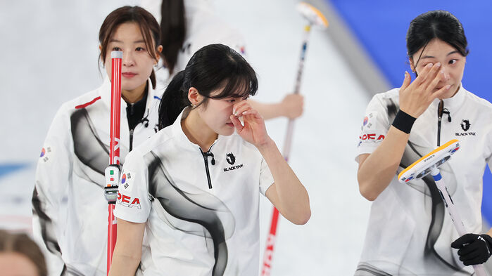 한국과 캐나다의 경기에서 7-10으로 패하며 준결승 진출에 실패하자 한국 설예은과 김민지가 눈시울을 붉히고 있다.