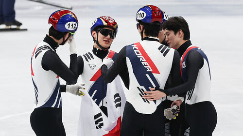 20일(현지시간) 이탈리아 밀라노 아이스스케이팅 아레나에서 열린 2026 밀라노·코르티나담페초 동계올림픽 쇼트트랙 남자 5,000m 계주 결승에서 은메달을 차지한 한국 대표팀 선수들이 서로 감싸안으며 기뻐하고 있다. (사진=연합뉴스)