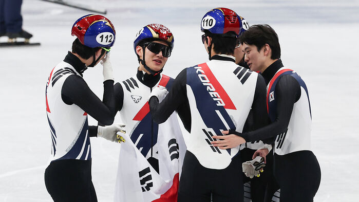 20일(현지시간) 이탈리아 밀라노 아이스스케이팅 아레나에서 열린 2026 밀라노·코르티나담페초 동계올림픽 쇼트트랙 남자 5,000m 계주 결승에서 은메달을 차지한 한국 대표팀 선수들이 서로 감싸안으며 기뻐하고 있다. (사진=연합뉴스)