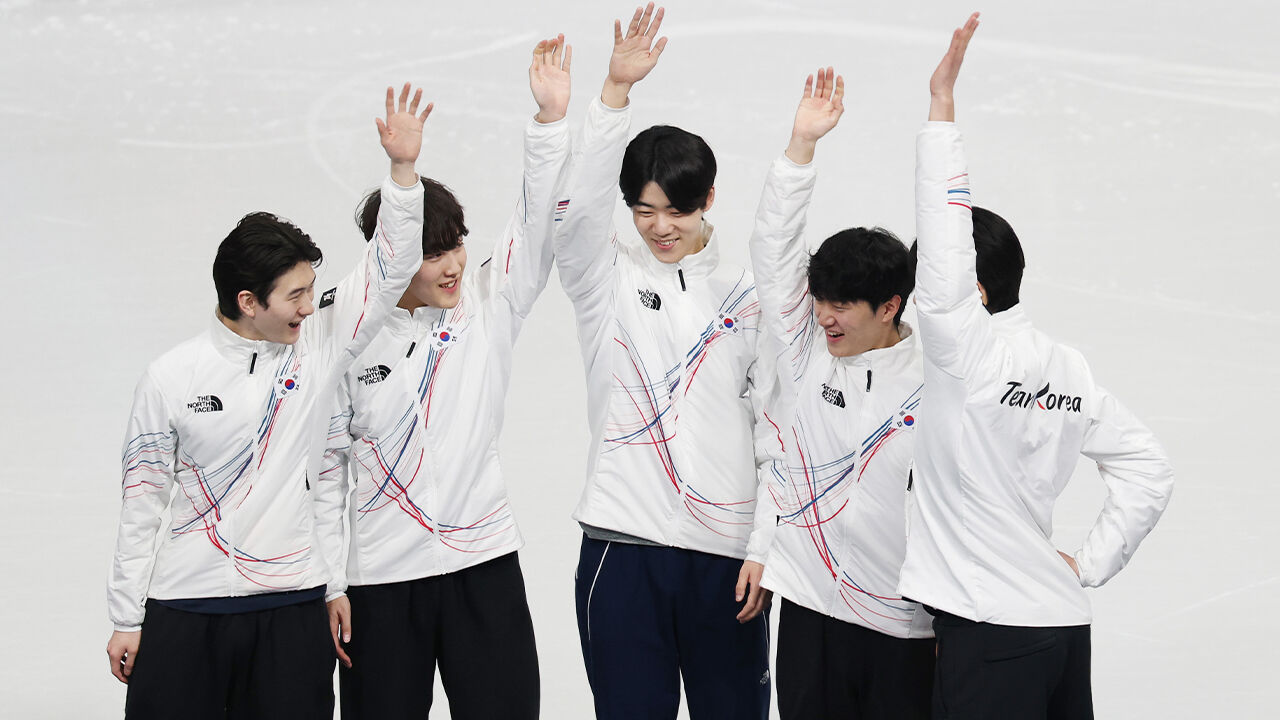 20일(현지시간) 이탈리아 밀라노 아이스스케이팅 아레나에서 열린 2026 밀라노·코르티나담페초 동계올림픽 쇼트트랙 남자 5,000m 계주에서 은메달을 차지한 한국대표팀 선수들이 시상대에 오르며 세리머니를 하고 있다.
