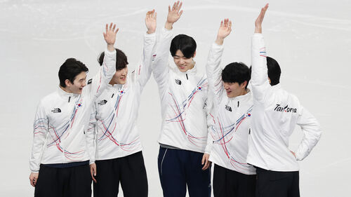20일(현지시간) 이탈리아 밀라노 아이스스케이팅 아레나에서 열린 2026 밀라노·코르티나담페초 동계올림픽 쇼트트랙 남자 5,000m 계주에서 은메달을 차지한 한국대표팀 선수들이 시상대에 오르며 세리머니를 하고 있다.