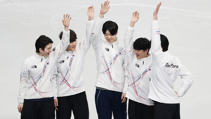 20일(현지시간) 이탈리아 밀라노 아이스스케이팅 아레나에서 열린 2026 밀라노·코르티나담페초 동계올림픽 쇼트트랙 남자 5,000m 계주에서 은메달을 차지한 한국대표팀 선수들이 시상대에 오르며 세리머니를 하고 있다.