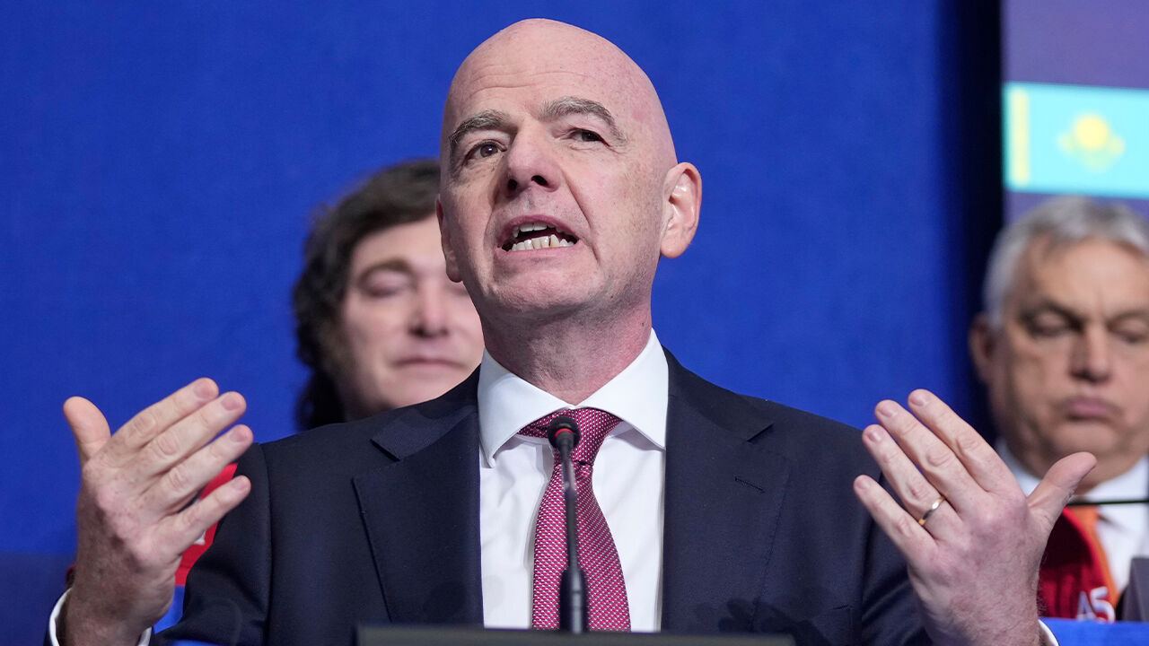 IOC 위원장 "FIFA 회장의 '정치적 중립' 논란 살필 것"