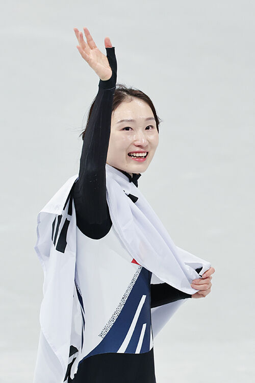 쇼트트랙 여자 1,500m 결승에서 은메달을 딴 최민정이 눈시울이 붉어진 채로 태극기 세리머니를 펼치고 있다.