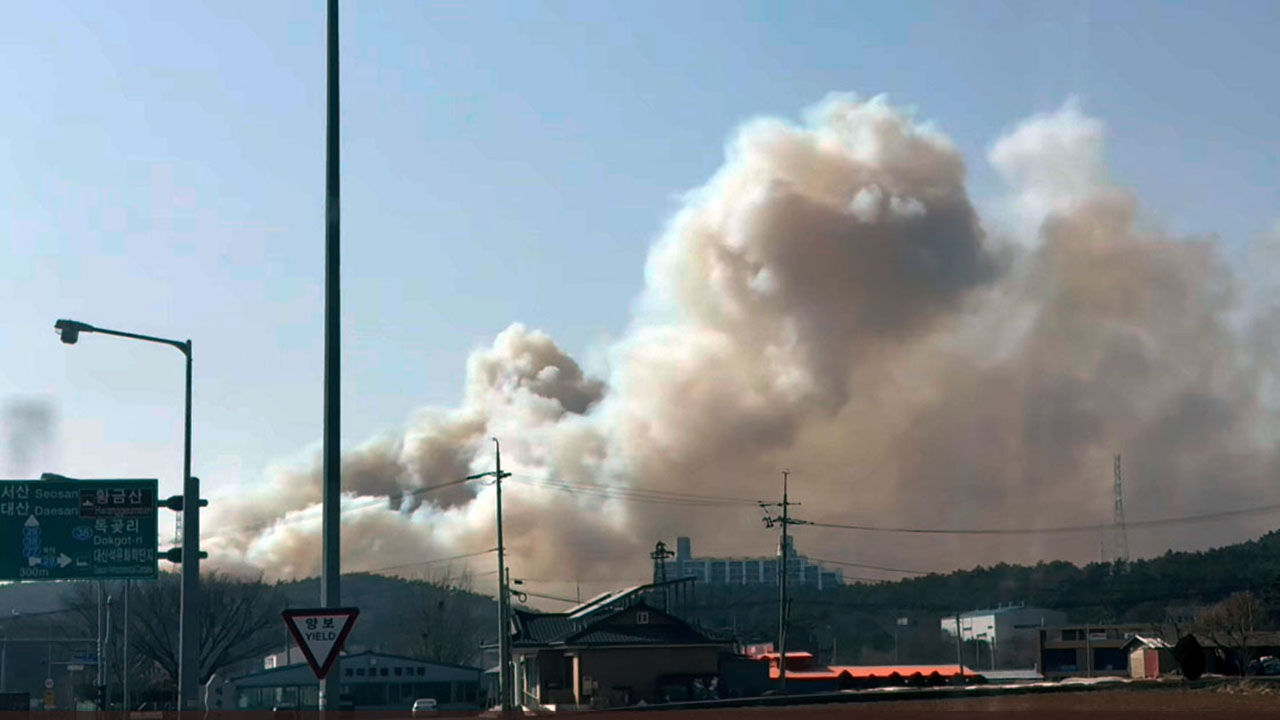 21일 오후 충남 서산시 대죽읍 대죽리 인근에서 산불이 발생해 연기가 솟구치고 있다.