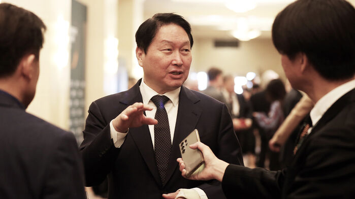 최태원 SK그룹 회장이 20일(현지시간) 워싱턴 DC에서 열린 트랜스 퍼시픽 다이얼로그(TPD) 행사에서 기자들과 만나 질문에 답하고 있다.