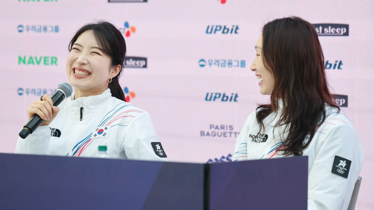 쇼트트랙 김길리와 최민정이 21일(현지시간) 이탈리아 밀라노 코리아하우스에서 열린 기자회견에서 밝게 웃고 있다. (사진=연합뉴스)