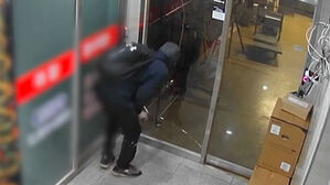 [단독] 닿자마자 '쩍'&hellip;90초 만에 비싼 모델만 빼갔다