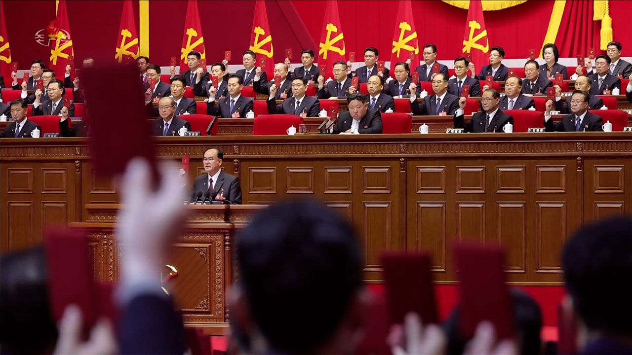 북한은 지난 22일 노동당 제9차 대회 4일 회의에서 김정은 국무위원장을 당 총비서로 추대하는 결정을 만장일치로 채택했다고 조선중앙TV가 23일 보도했다. (사진=조선중앙TV 화면, 연합뉴스)