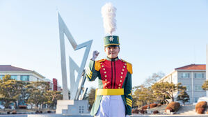 육군 장교의 길 오른 안중근 후예 "독립운동 정신 이어받을 것"