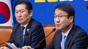 정청래&middot;한병도, 문 전 대통령 장모상 빈소 찾아 조문