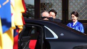 이 대통령, 룰라 만나 '뜨거운 포옹'&hellip;방명록 쓰자 손뼉 치더니