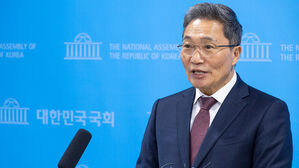 '책갈피 달러 논란' 이학재 인천공항공사 사장 사의