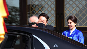 이 대통령, 룰라 대통령과 격한 포옹&hellip;방명록 쓰자 "예술" 찬사