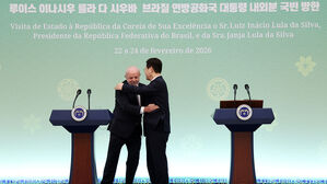 룰라와 뜨거운 포옹 나눈 이 대통령, 전태일 평전&middot;호작도 선물