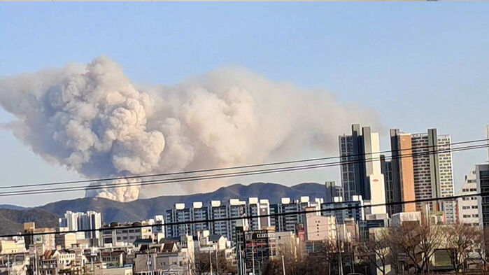 산불 현장 인근에 연기가 피어 오른 모습 (사진=독자 제공, 연합뉴스)