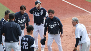 안현민, 한화전 몸에 맞는 공으로 교체&hellip;"큰 부상 아니어서 다행"