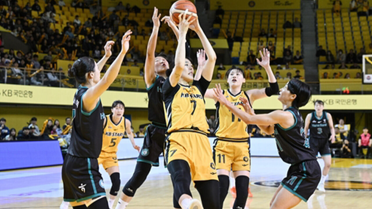 여자농구 KB, 하나은행 꺾고 선두 질주…우승까지 '2승'