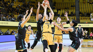 여자농구 KB, 하나은행 꺾고 선두 질주&hellip;우승까지 '2승'