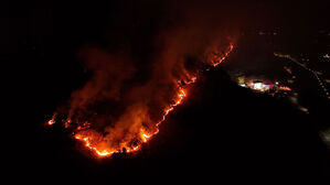 밀양 산불 밤샘 진화&hellip;강풍에 '대응 2단계' 확산