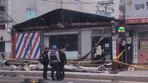 강풍에 간판 떨어져 행인 사망&hellip;업주&middot;건물주 송치